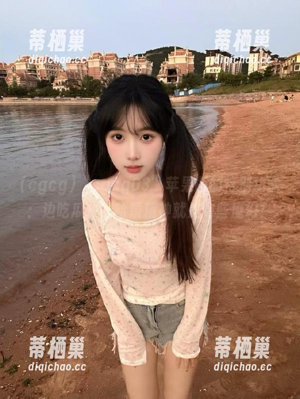 “cgcg03”苹果版的特别功能：边吃瓜边哈哈镜精神就是有些魔幻！
