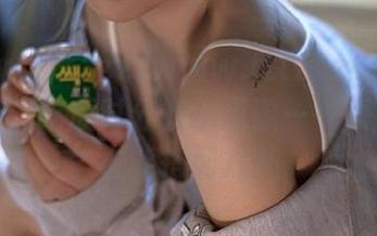 www.tttzzz668.su的网页：吃瓜时分饮水思源——原来果汁也能搭配八卦