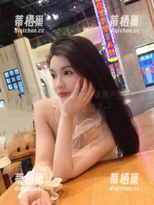 吃瓜网t7wcc安卓用户注意，这姑娘的衣服太薄了…