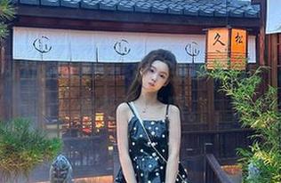 吃瓜网在线：坐沙发上，边吃爆米花边吃瓜。