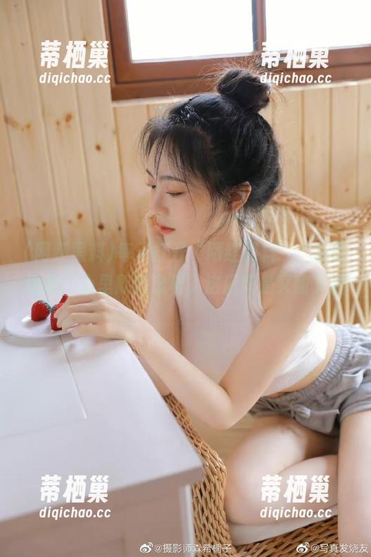 每天打开“网红黑料”，边吃边看，心里默默念着，这瓜真是又甜又酸。