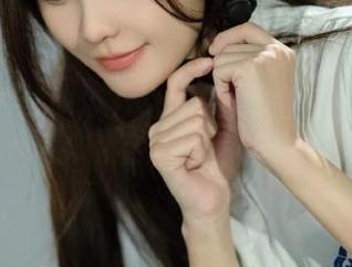 苹果版黑料在线吃瓜：八卦也要带果香，咬一口更解渴！