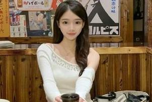 黑料网官网更新，感觉马上就要上演“吃瓜大赛”，冠军奖能不能是网红皮筋？