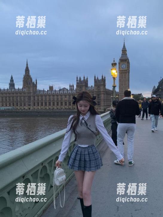 黑料网的app免费开放，操作简单到连猪都能一边吃一边滑！